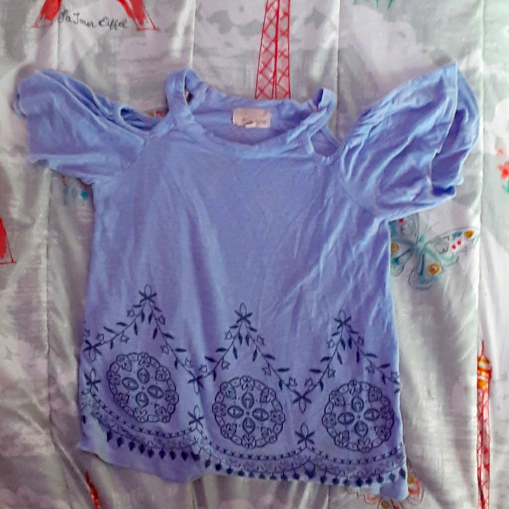 A half sleeve shirt